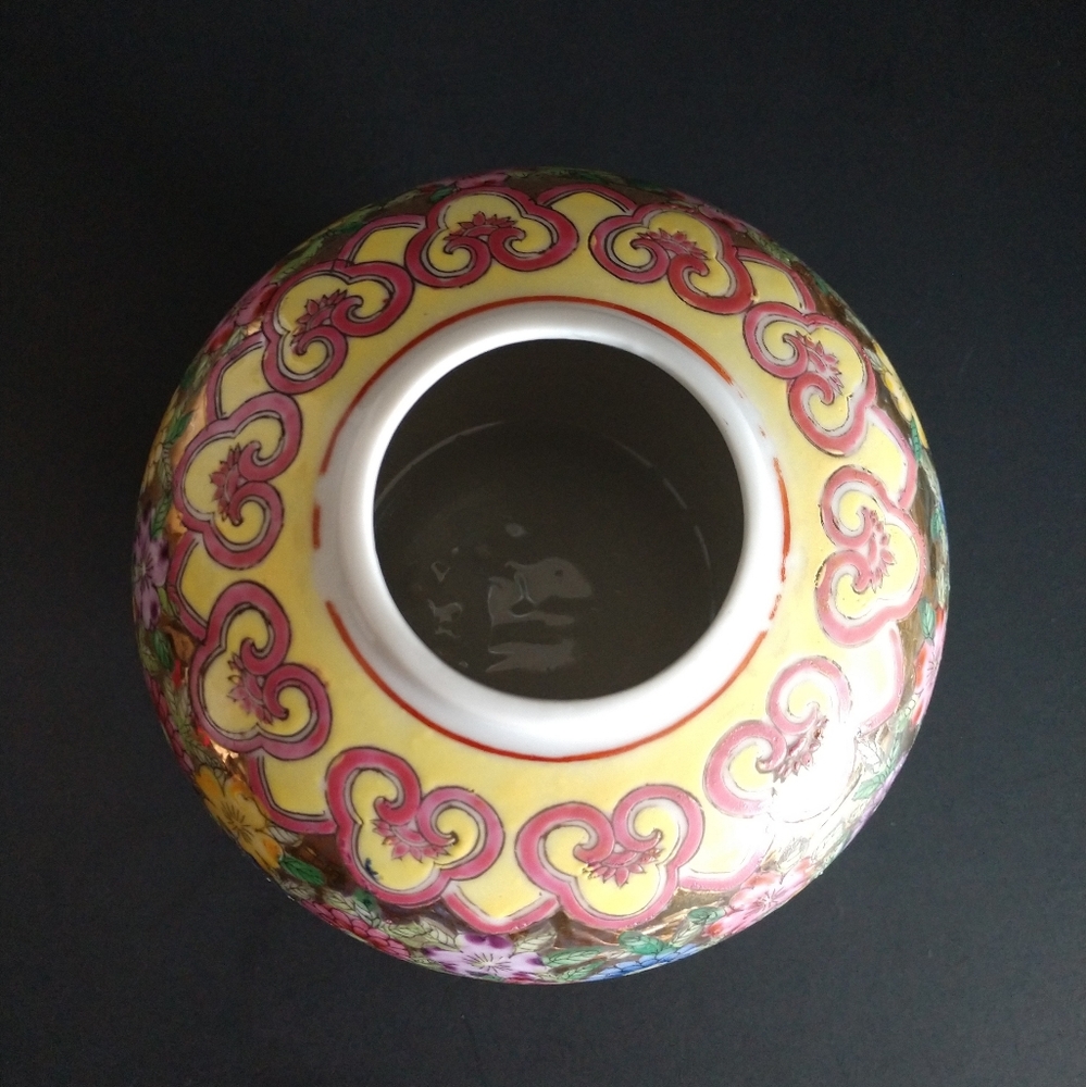 ‼️ SOLD ‼️ Ginger Jar/Vase Handpainted Flowers Hong Kong - Picture 2 of 13